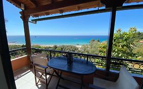 Papadatos Apts With Amazing View - 5Mins From The Beach